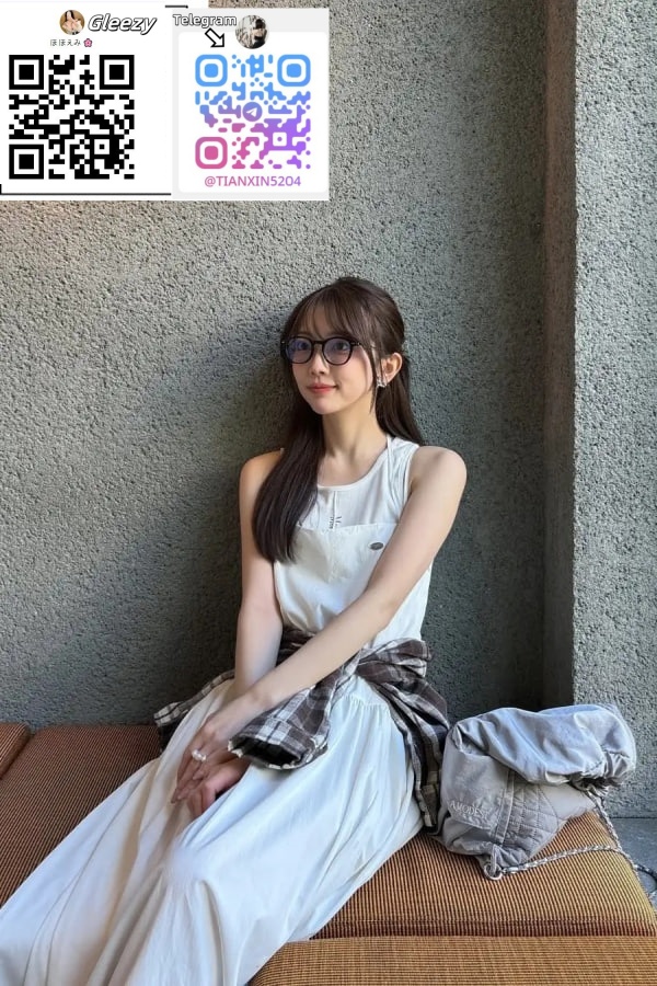 彼女は滑らかで白い肌を持ち